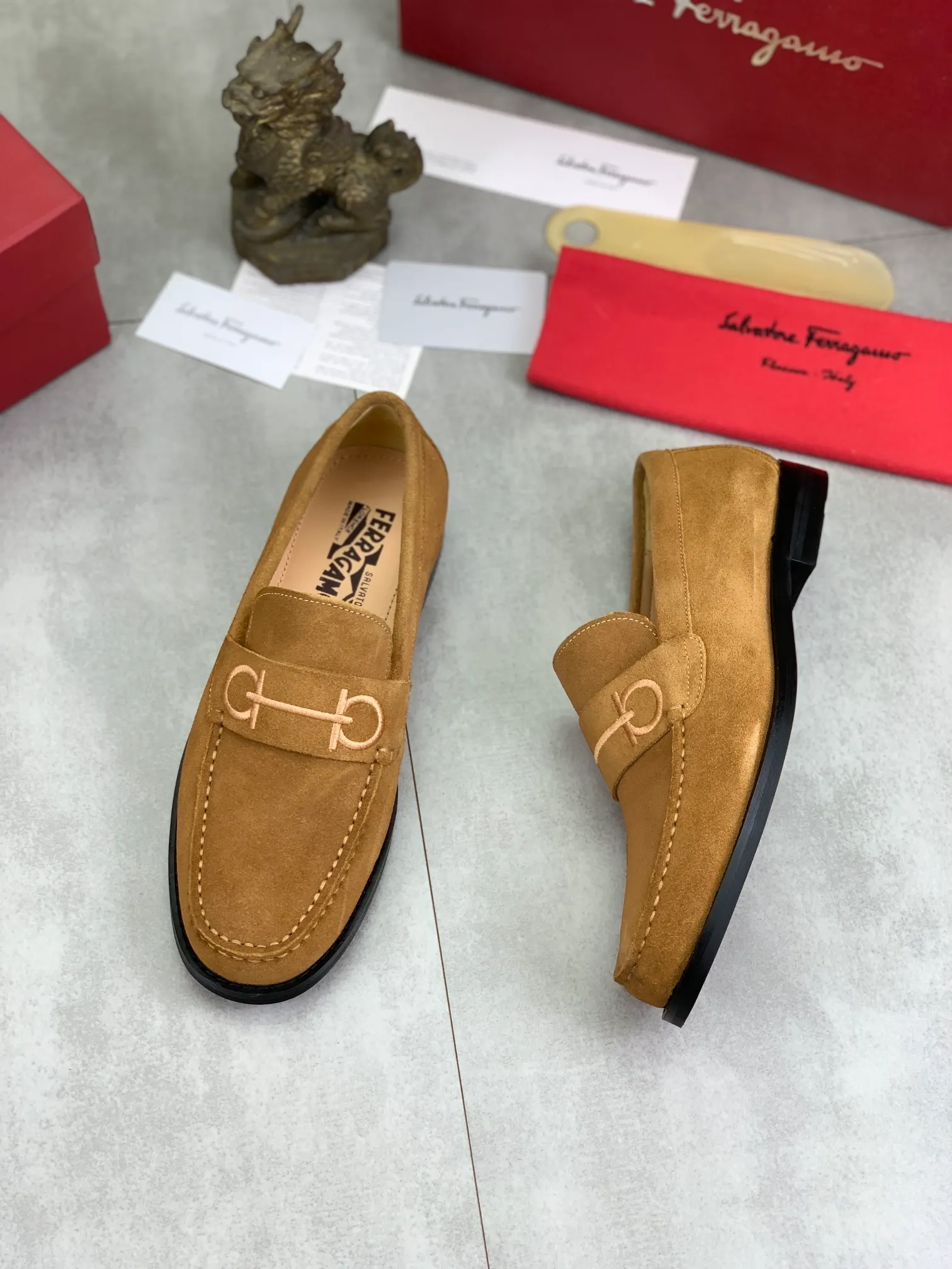 Men's Men's Shoes 💰P460💰[New Style] Water-dyed Niuli 🆘[Salvatore Ferragamo] Ferragamo's latest casual business leather shoes for men! Available at counters simultaneously! The fabric is made of specially imported original calfskin, the lining is made of imported water-dyed cowhide, and the original combination outsole is absolutely luxurious and leads the fashion trend. Matching code: 38-45; 5️⃣ colors available